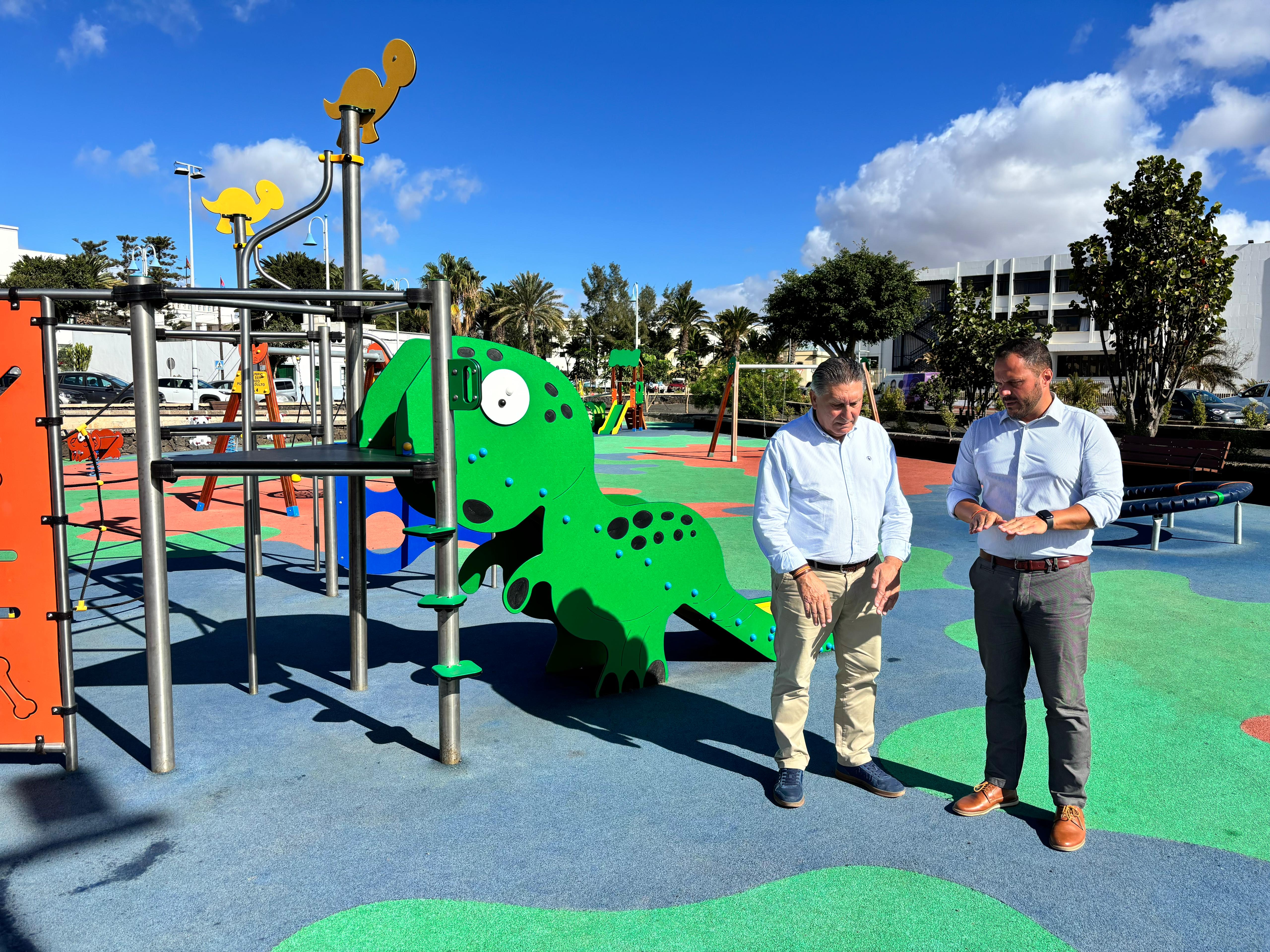 El alcalde de Arrecife, Yonathan de León, y el concejal de Parques Infantiles, Roberto Herbón, en un renovado parque junto al Charco de San Ginés. 