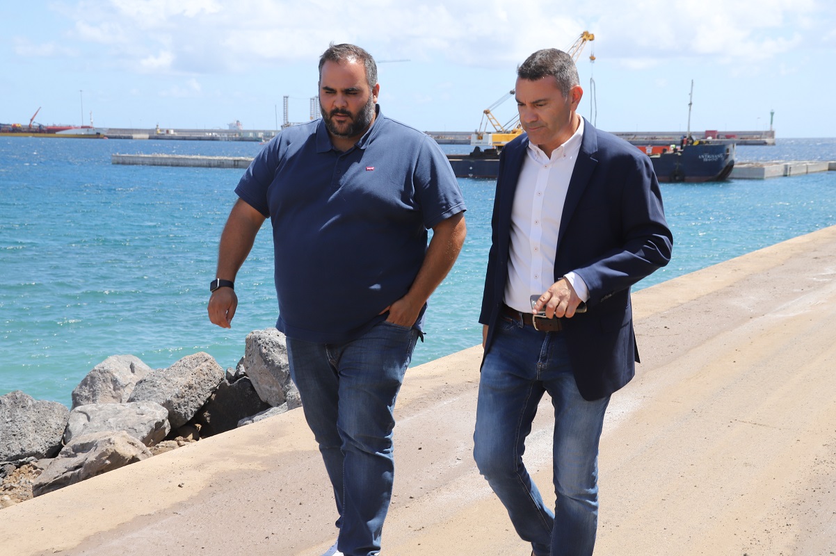 Oswaldo Betancort y Samuel Martín presentan nuevas ayudas a la pesca en Lanzarote.