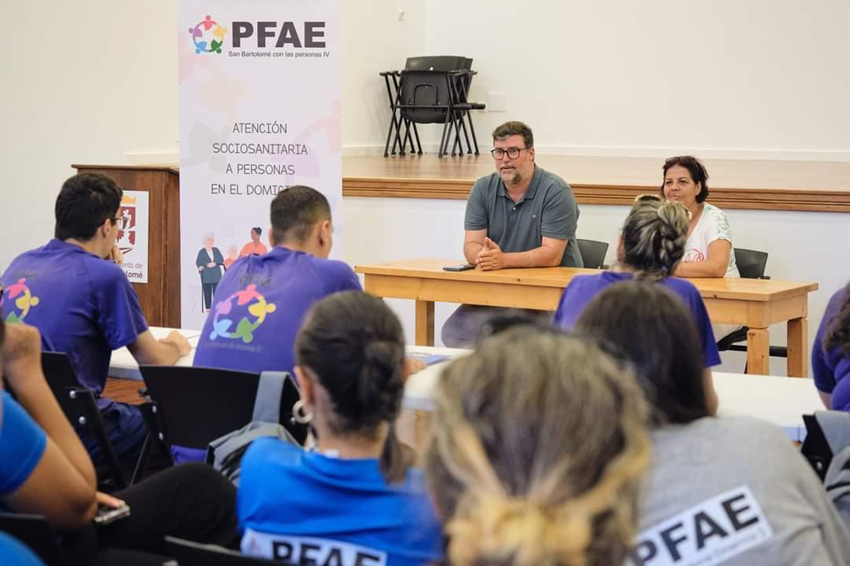 El alcalde de San Bartolomé, Isidro Pérez, y la concejala Alma González junto a alumnado de un PFAE