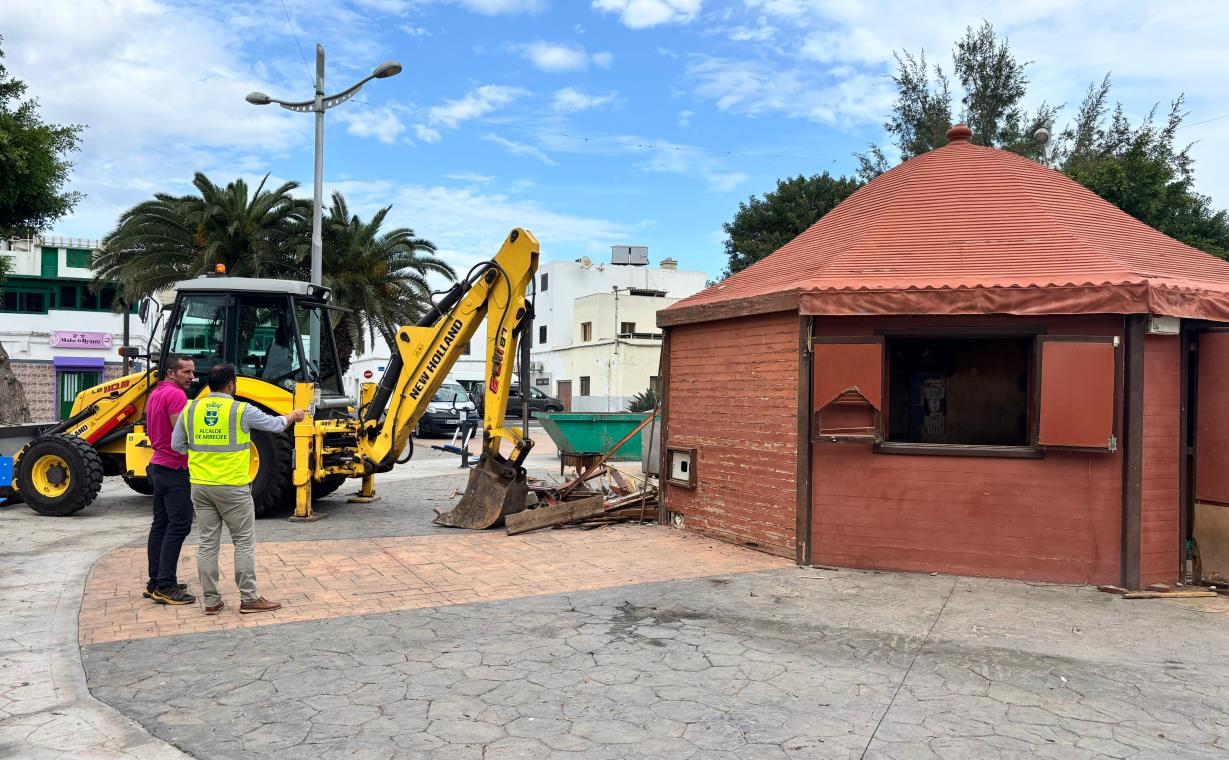 Demolición del quiosco de una plaza de Titerroy