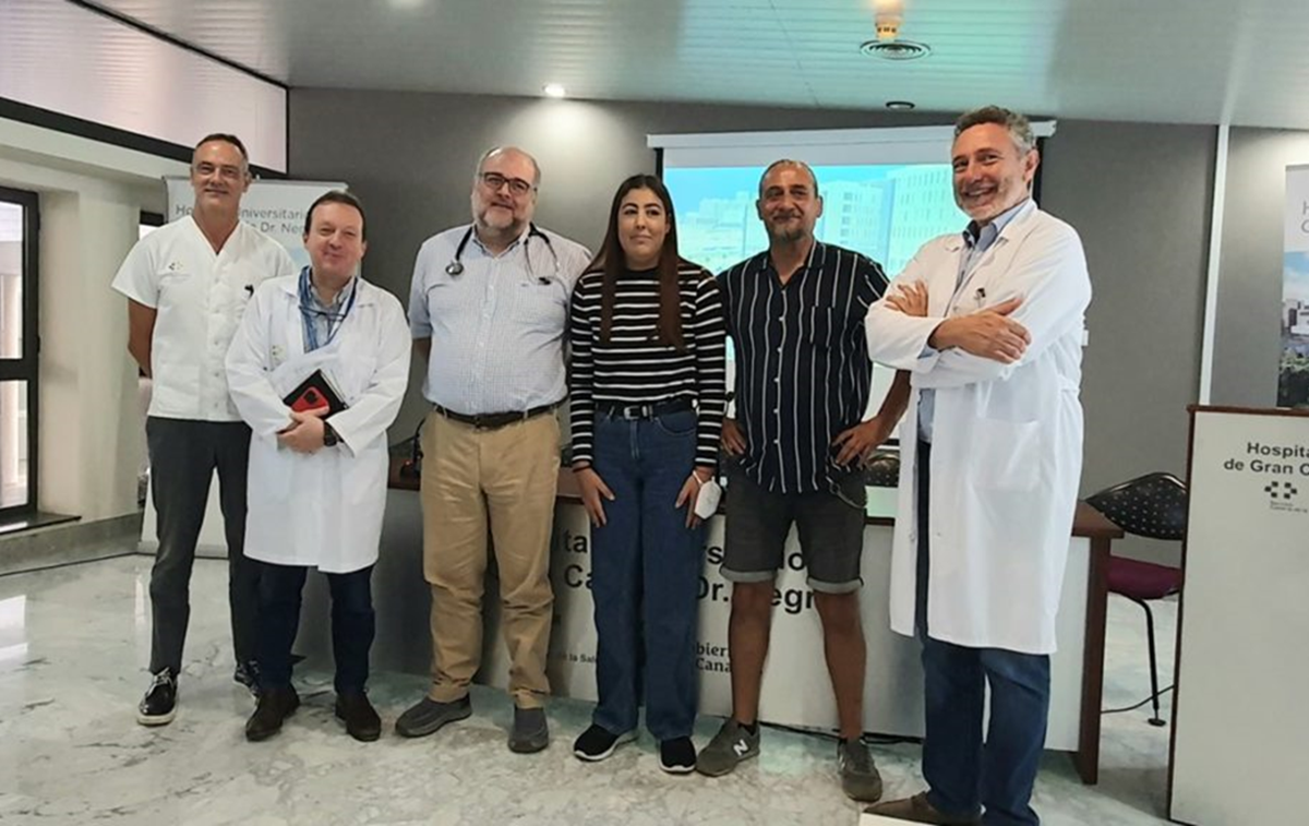 Antía Piñeiro junto a su padre y médicos del Hospital Doctor Negrín de Gran Canaria