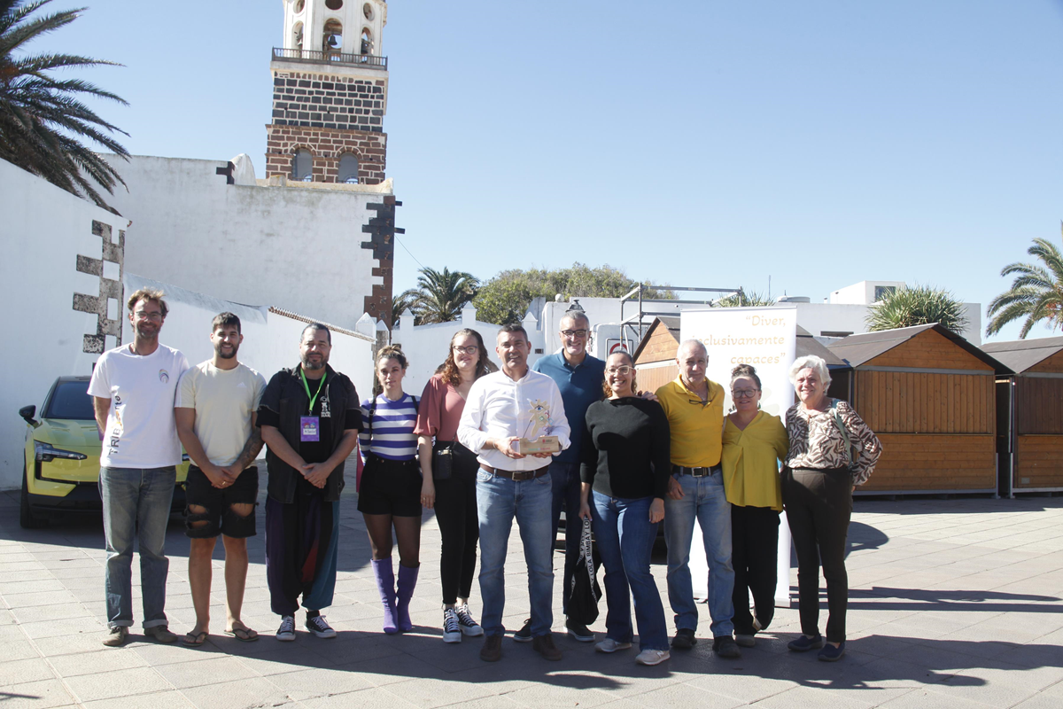 Oswaldo Betancort y Marci Acuña junto a miembros de colectivos que gestionan el Punto Naranja