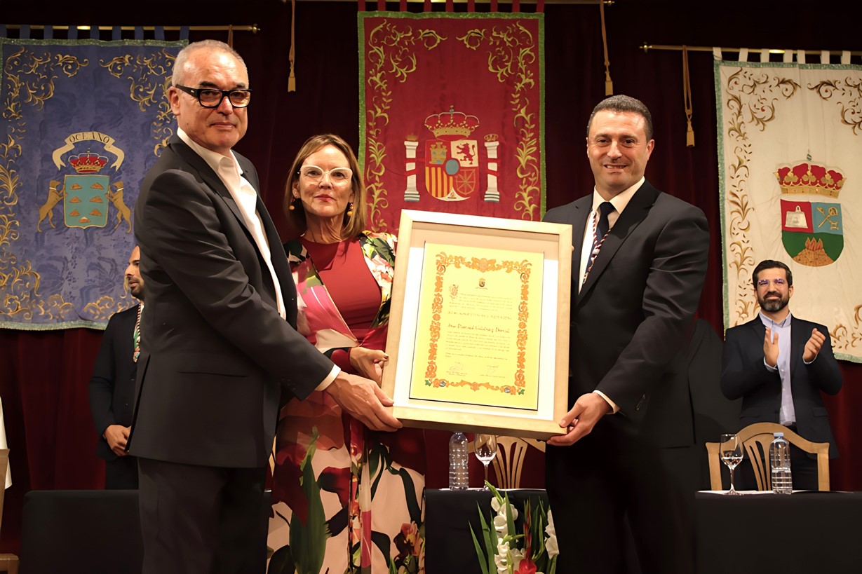 El alcalde de Yaiza entrega Pergamino a Pascual y Carmen Calabuig Miranda. (1)