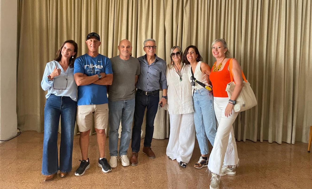 Julio Romero junto a algunos de los componentes de su Junta Directiva Foto: La Voz