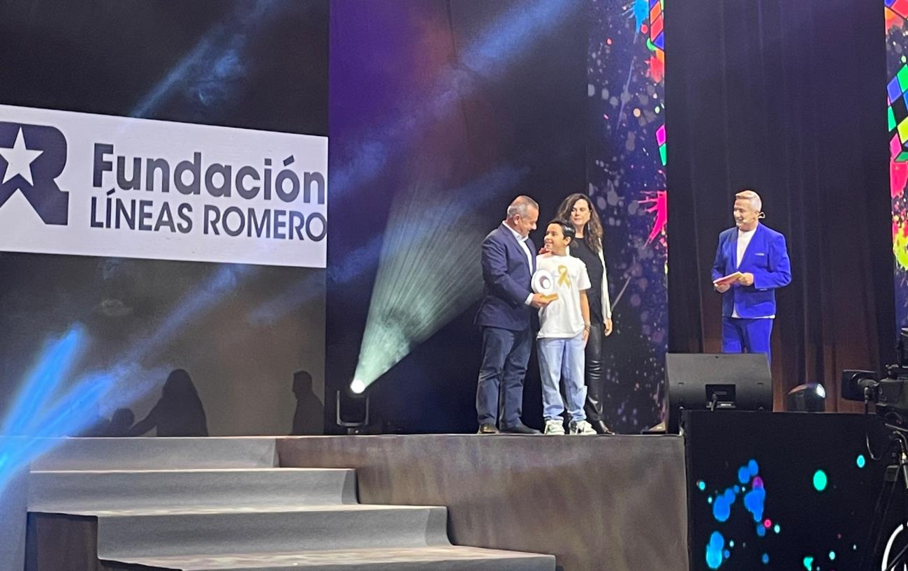 Federico Romero recibiendo el premio