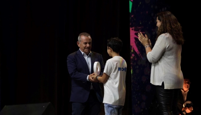 Federico Romero recogiendo el premio