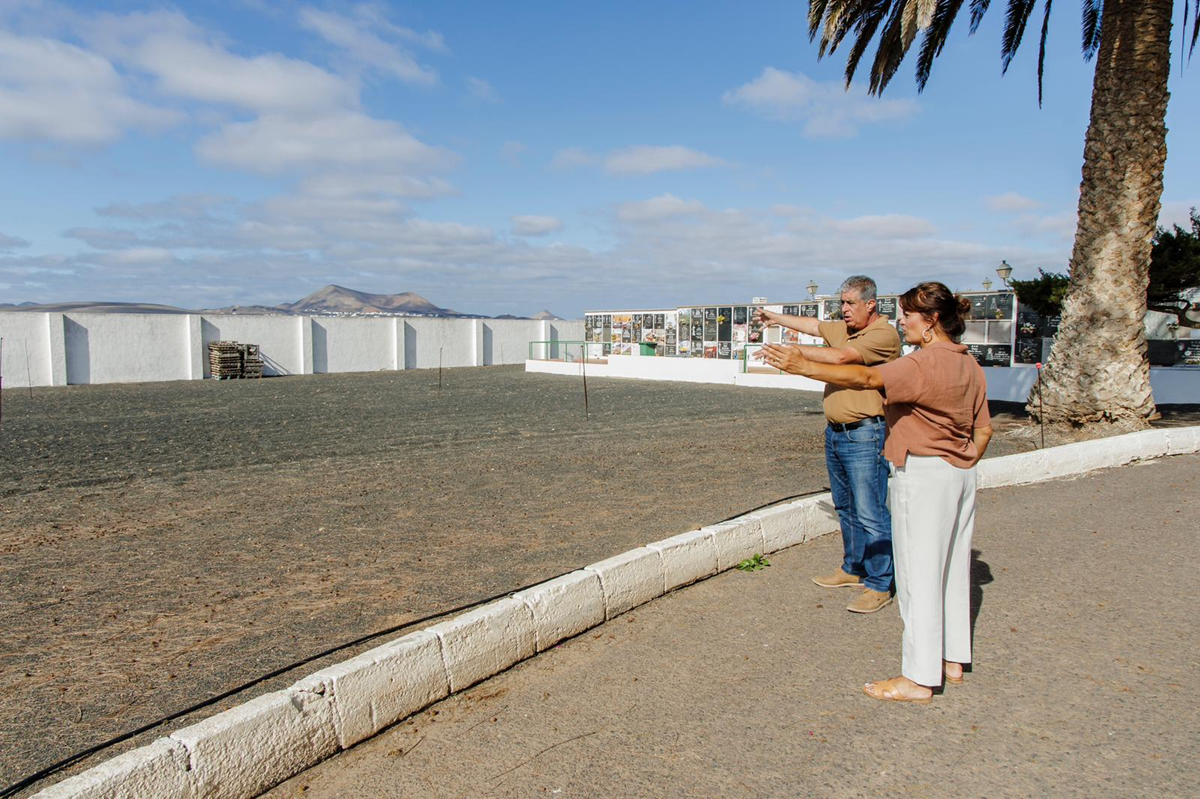 La alcaldesa y el concejal de Obras en el cementerio municipal Teguise