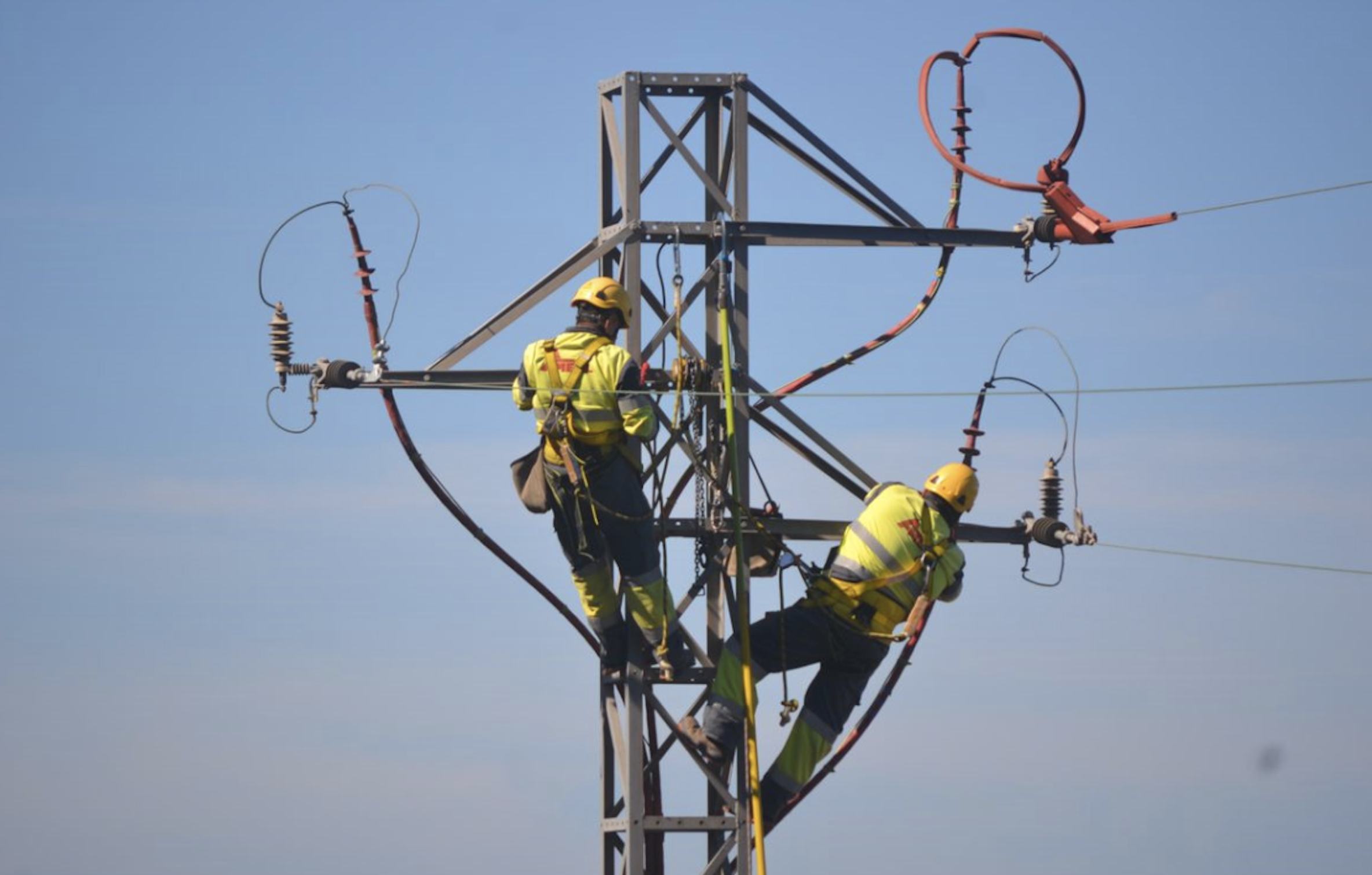 Trabajadores de Endesa sobre una torreta eléctrica.