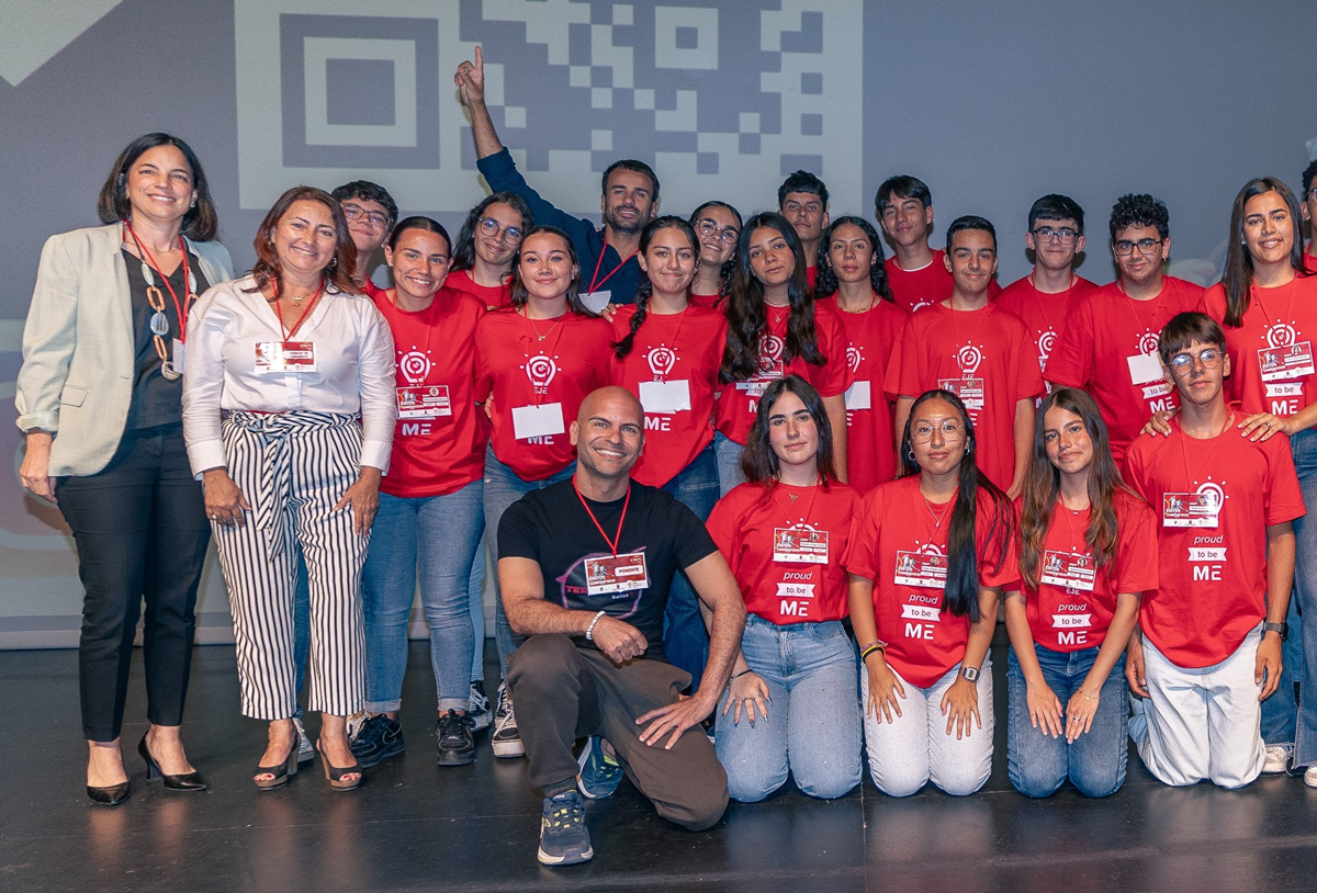 Consejera Ascensión Toledo junto a estudiantes