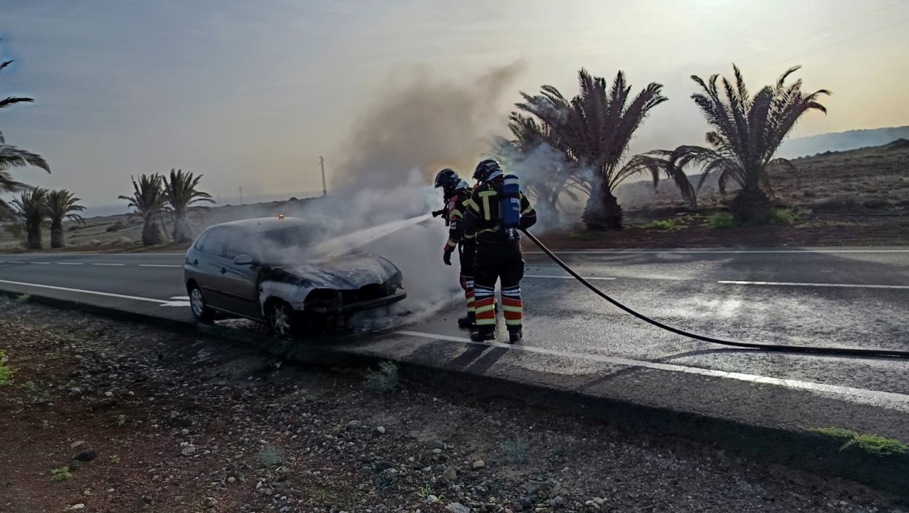 Incendio de vehículo que circulaba cerca de San Bartolomé 