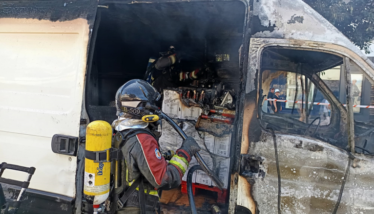 Bombero apagando el incendio