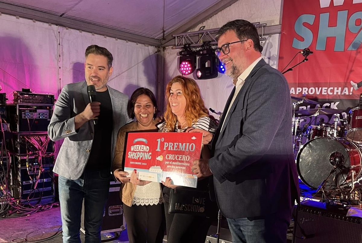 Momento de la entrega de uno de los premios por parte del alcalde de San Bartolomé