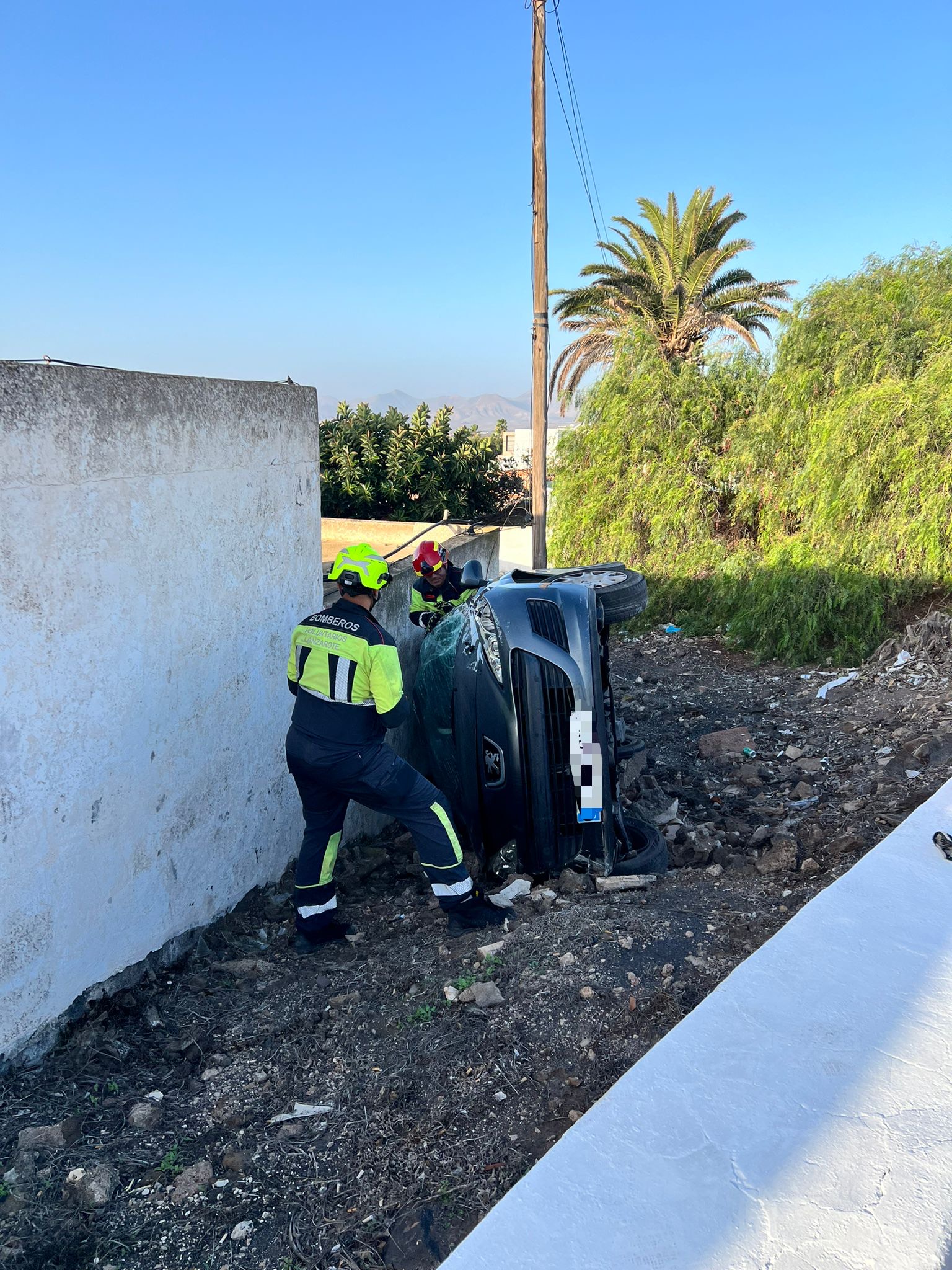 Vuelco de un vehículo tras salirse de la rotonda en Tías. 