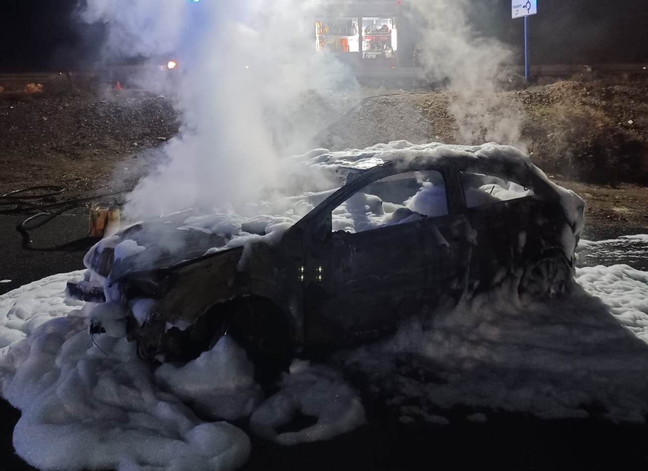 Incendio de vehículo en la carretera de Playa Blanca a Femés 