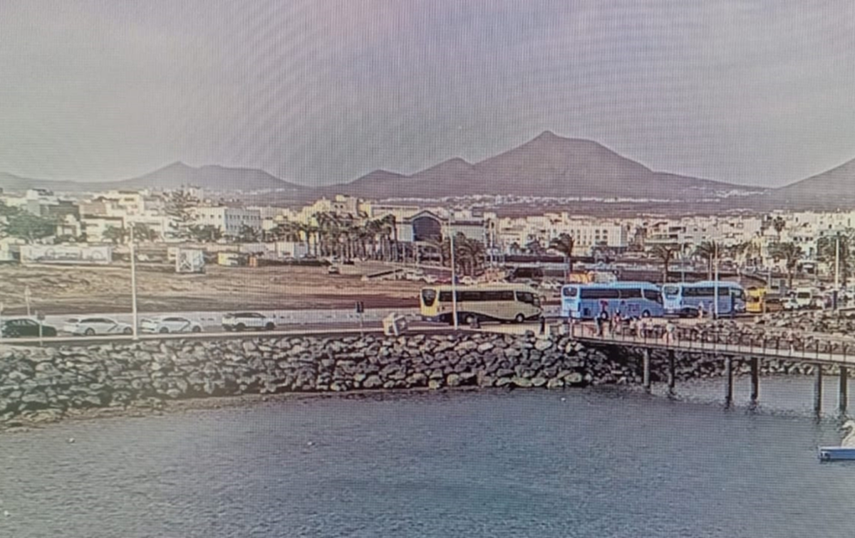 Coches y guaguas sin poder salir del Puerto