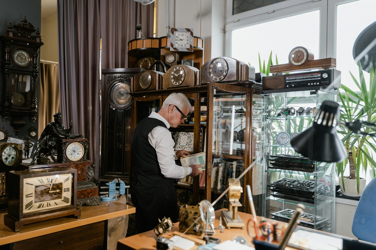 Un hombre sigue trabajando en su taller de relojes tras jubilarse