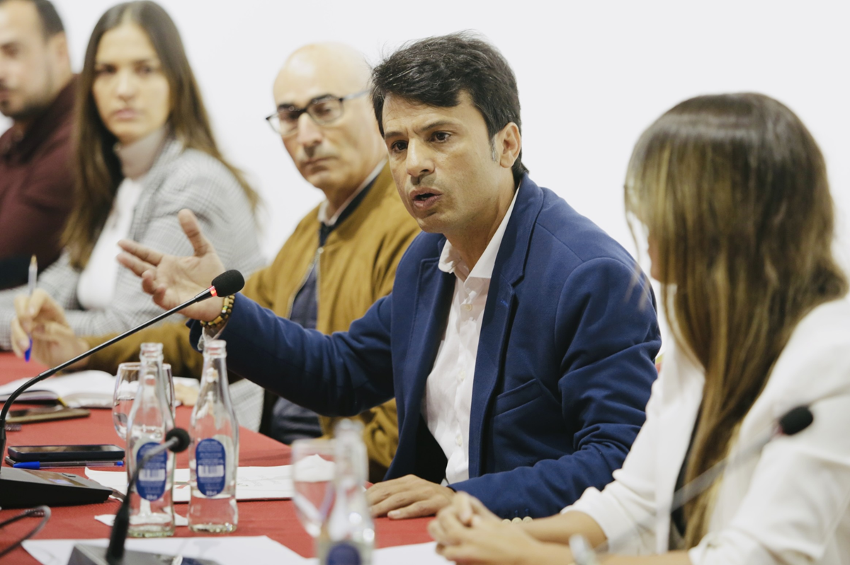 Marcos Bergaz junto al grupo municipal del PSOE en pleno