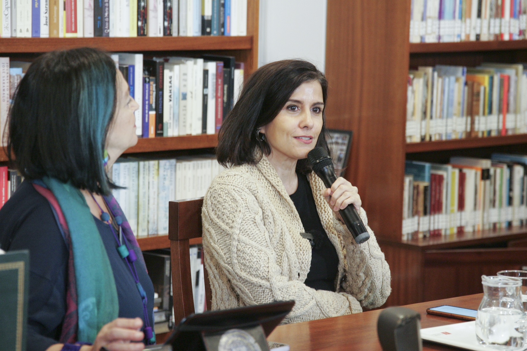 La periodista e investigadora Olga Rodríguez en una charla-coloquio en la Casa Museo José Saramago. Foto: Juan Mateos.