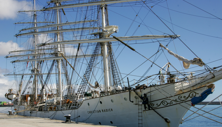 El barco atracado en la Marina de Arrecife