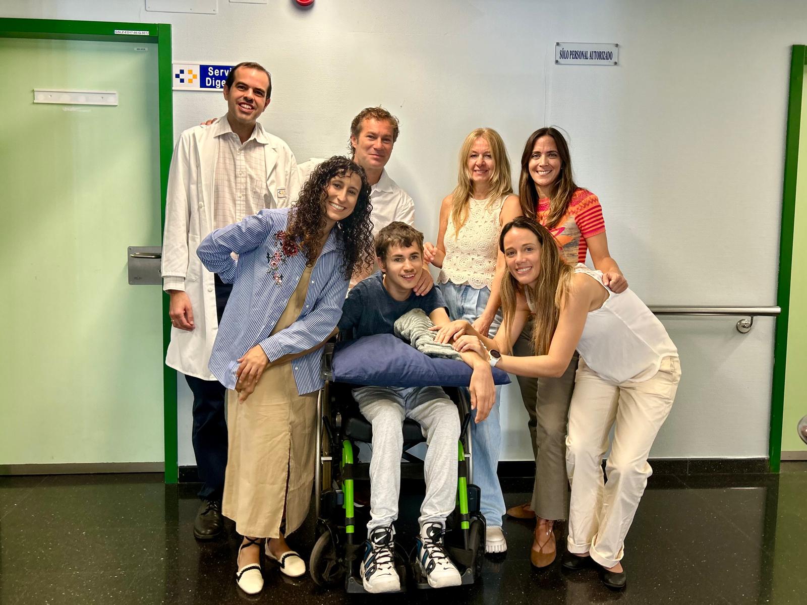 Juanito, junto a sus padres y al equipo médico que trabaja en su tratamiento. Foto: Cedidas.