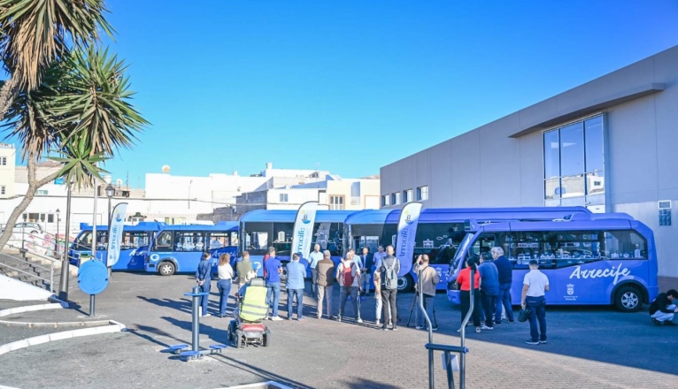 Cinco guaguas de Arrecife, dos de ellas nuevas de estreno, son eléctricas. Un momento de la presentación hoy en Argana Alta 