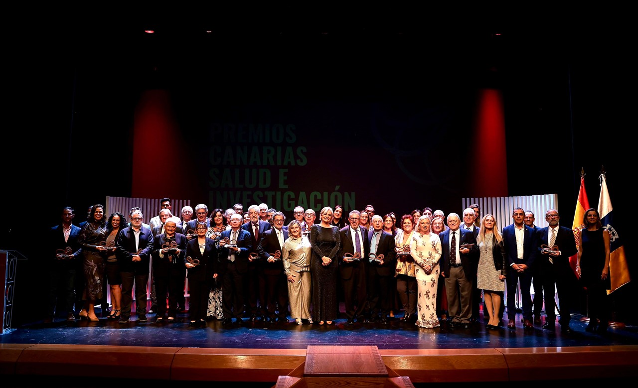 Foto de familia con los galardonados de Sanidad