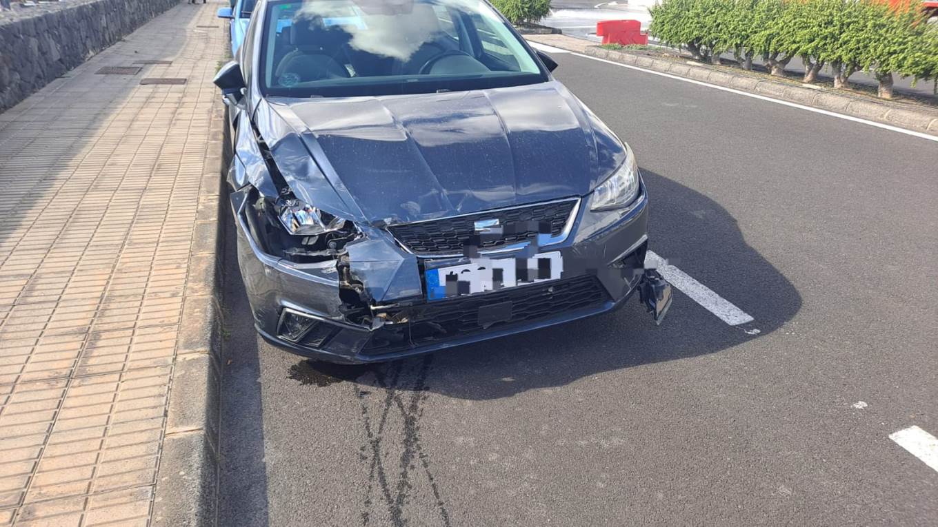 Accidente de dos coches en San Bartolomé 