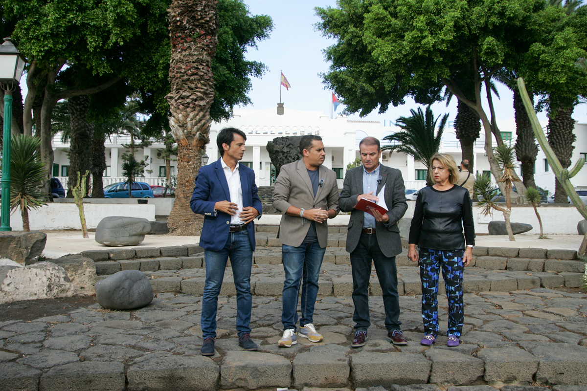 Miembros del PSOE y Nueva Canarias frente al Hospital Insular