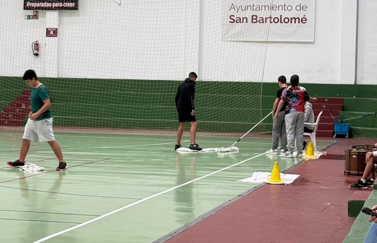 Goteras en la cancha de San Bartolomé