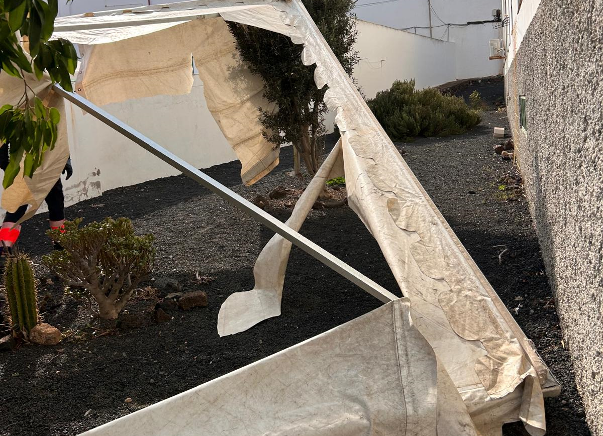 Carpa afectada por el viento