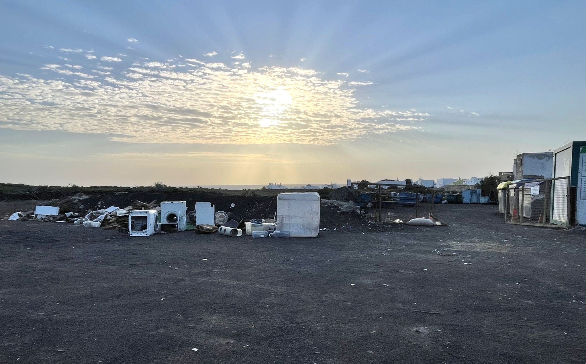 Enseres tirados a las puertas del punto limpio en Haría.