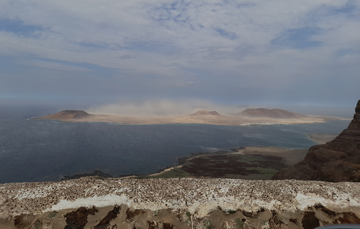 Imagen de La Graciosa donde se aprecia el jable volando a causa del fuerte viento. Foto: Lidia Q.B.