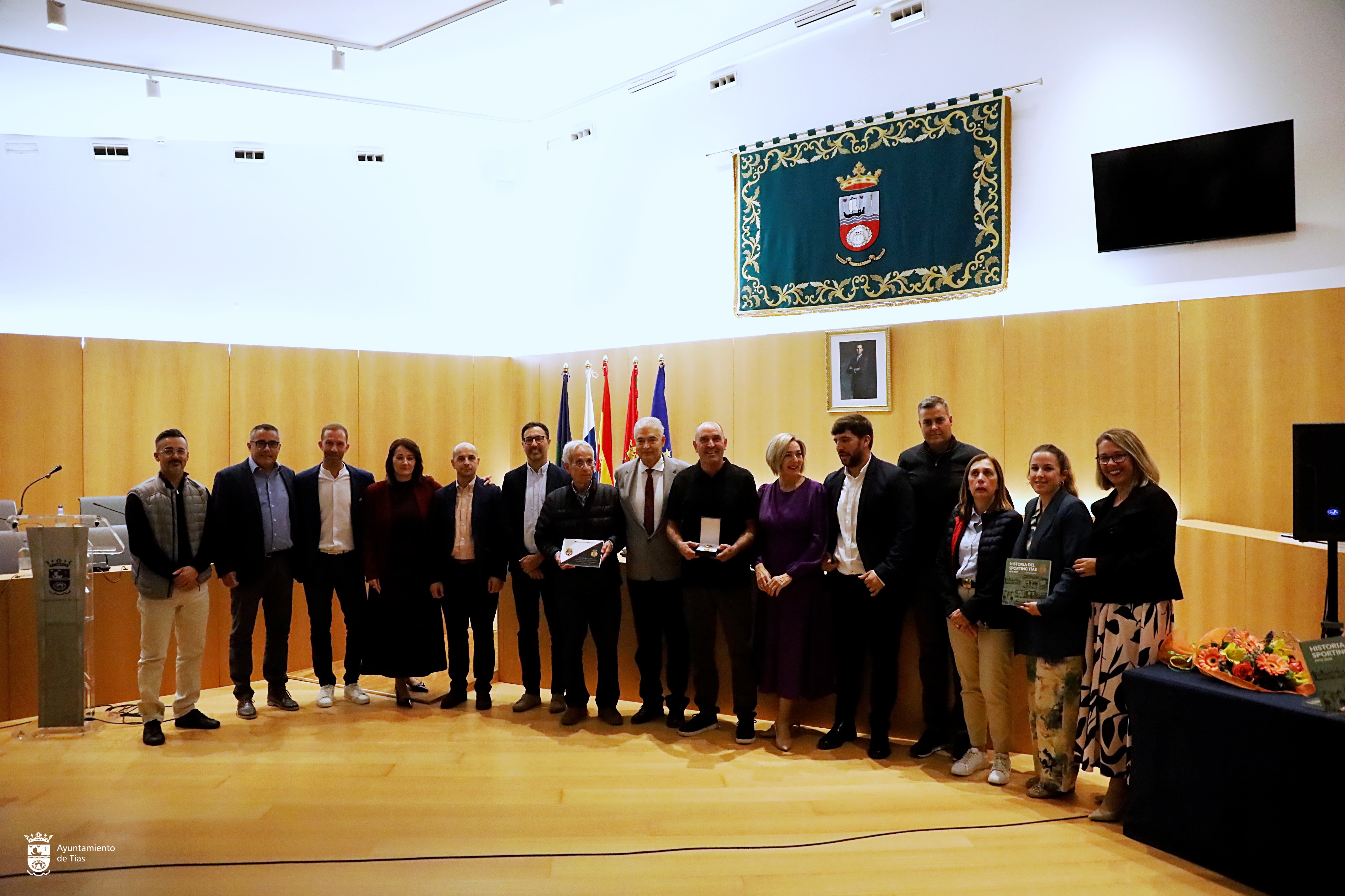 El club de fútbol Sporting Tías recibe la primera Medalla de Oro del Ayuntamiento de Tías