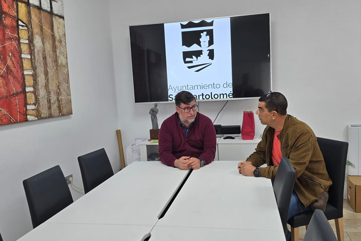 Reunión del alcalde de San Bartolomé y el concejal de Deportes