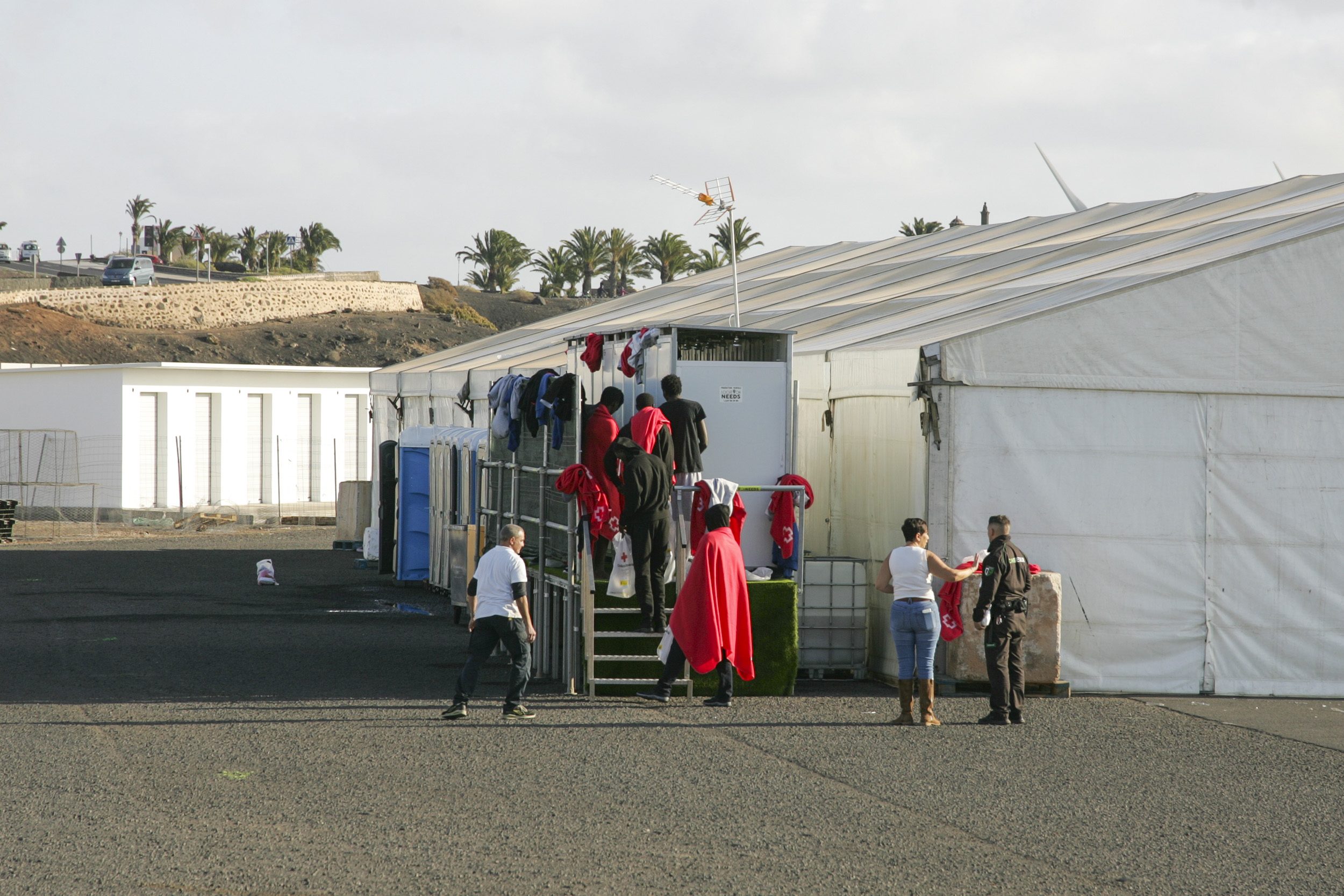 Personas migrantes que durmieron en el muelle de Puerto Naos este jueves. Foto: Juan Mateos.