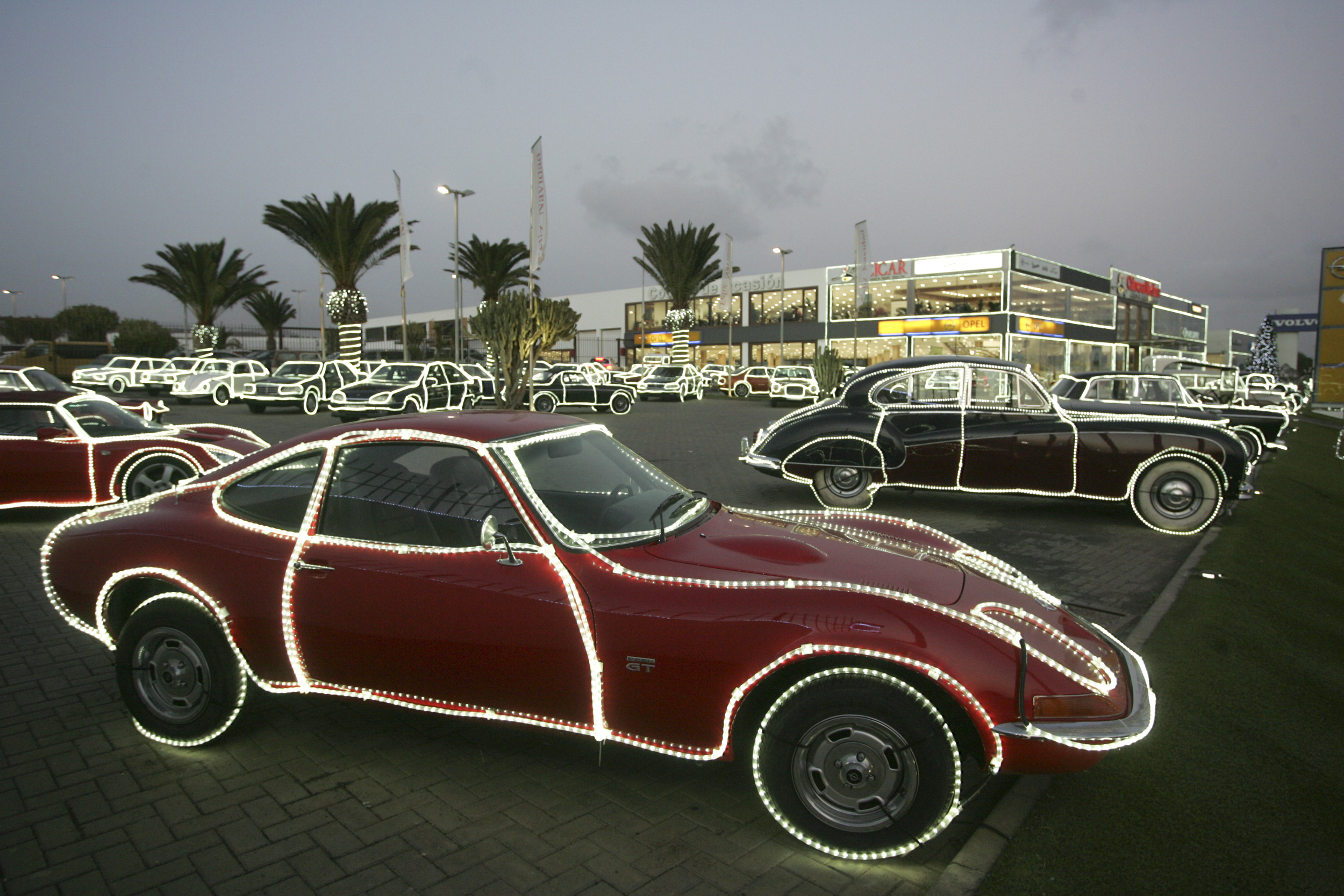 Cabrera Medina ilumina la Navidad con un homenaje a la historia del automóvil. Foto: Juan Mateos.