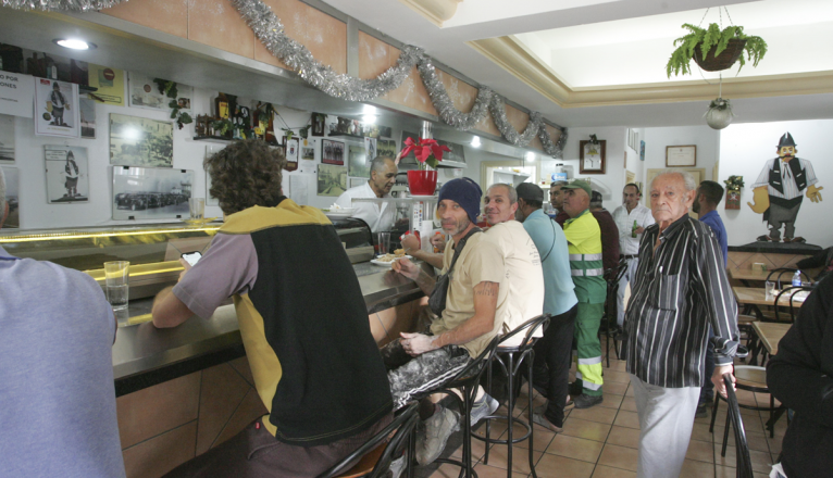 Clientes en el bar Tin-Tan