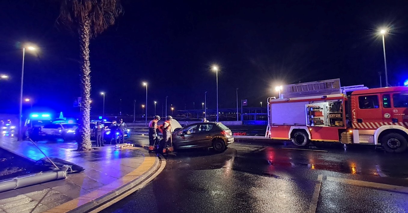 Un coche se estampa contra una farola 