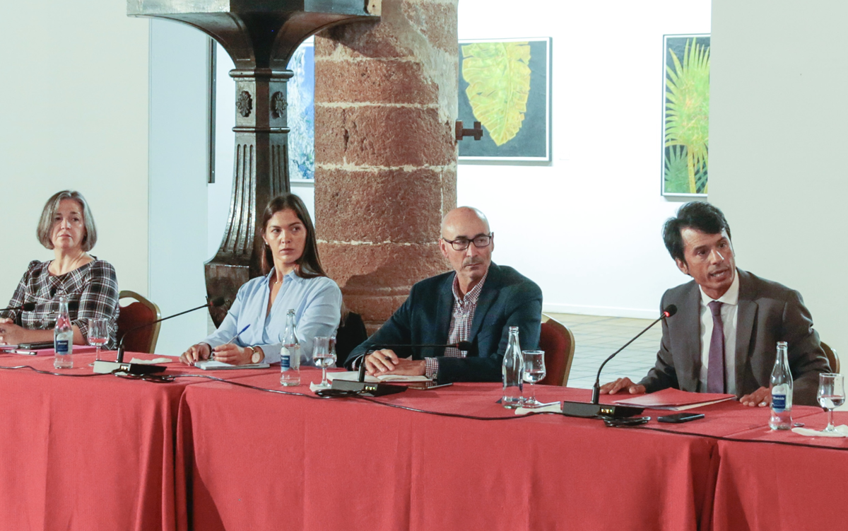 Judit Fontes junto con concejales del PSOE en pleno