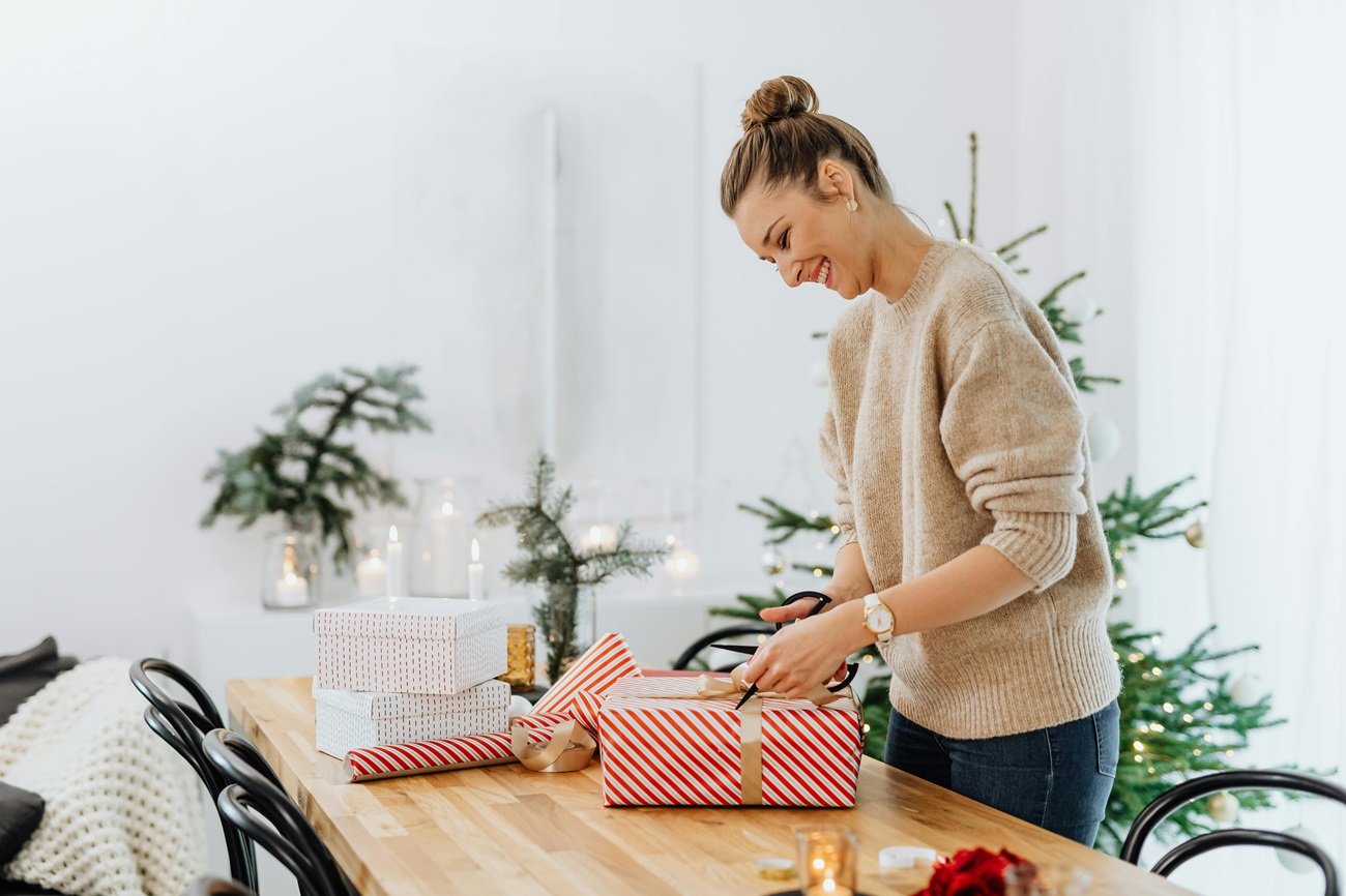 Una mujer ultima sus regalos de Navidad