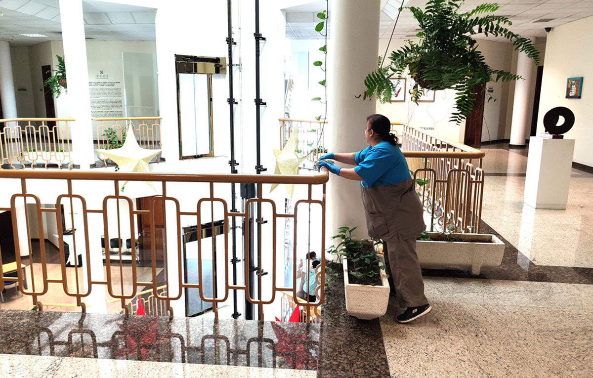 Una limpiadora trabajando en el interior de la Casa Cabildo de Lanzarote