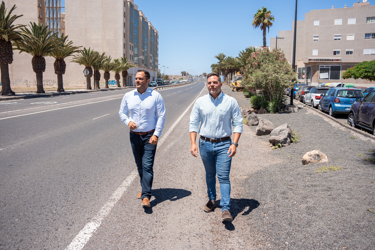 El alcalde de Arrecife y el consejero de Obras Públicas del Cabildo en la calle Manolo Millares