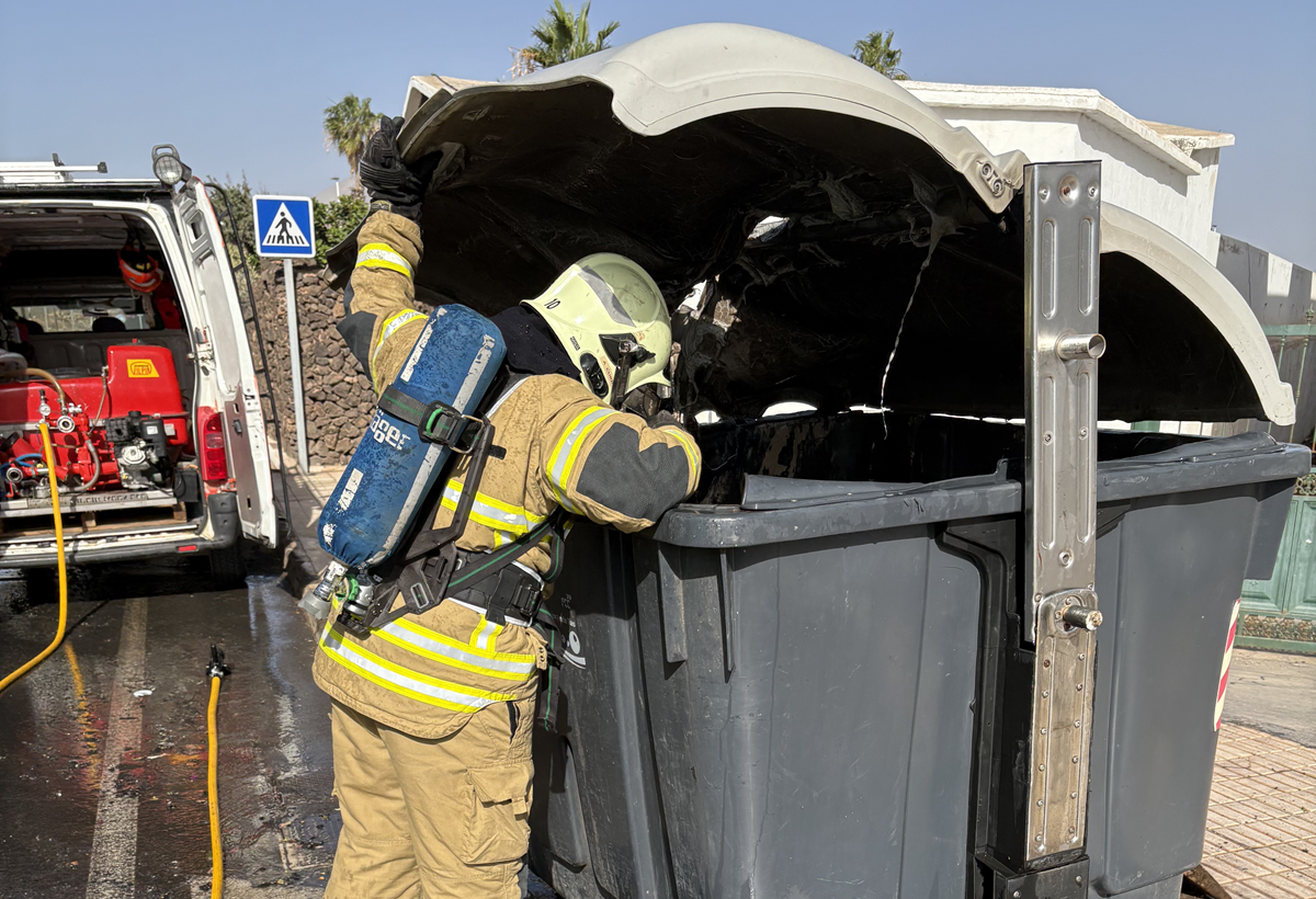 Bombero durante las tareas de extinción en el contenedor