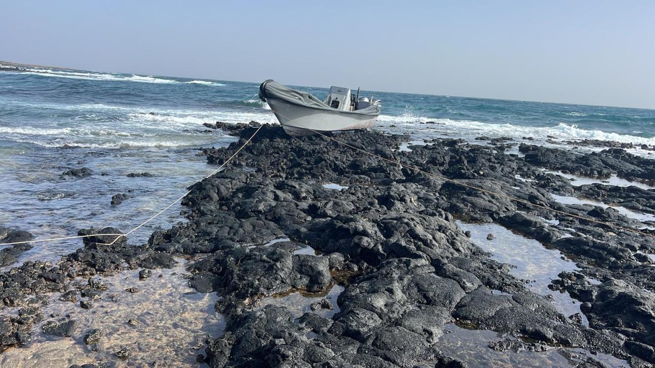 Embarcación a la deriva cerca de Punta Mujeres