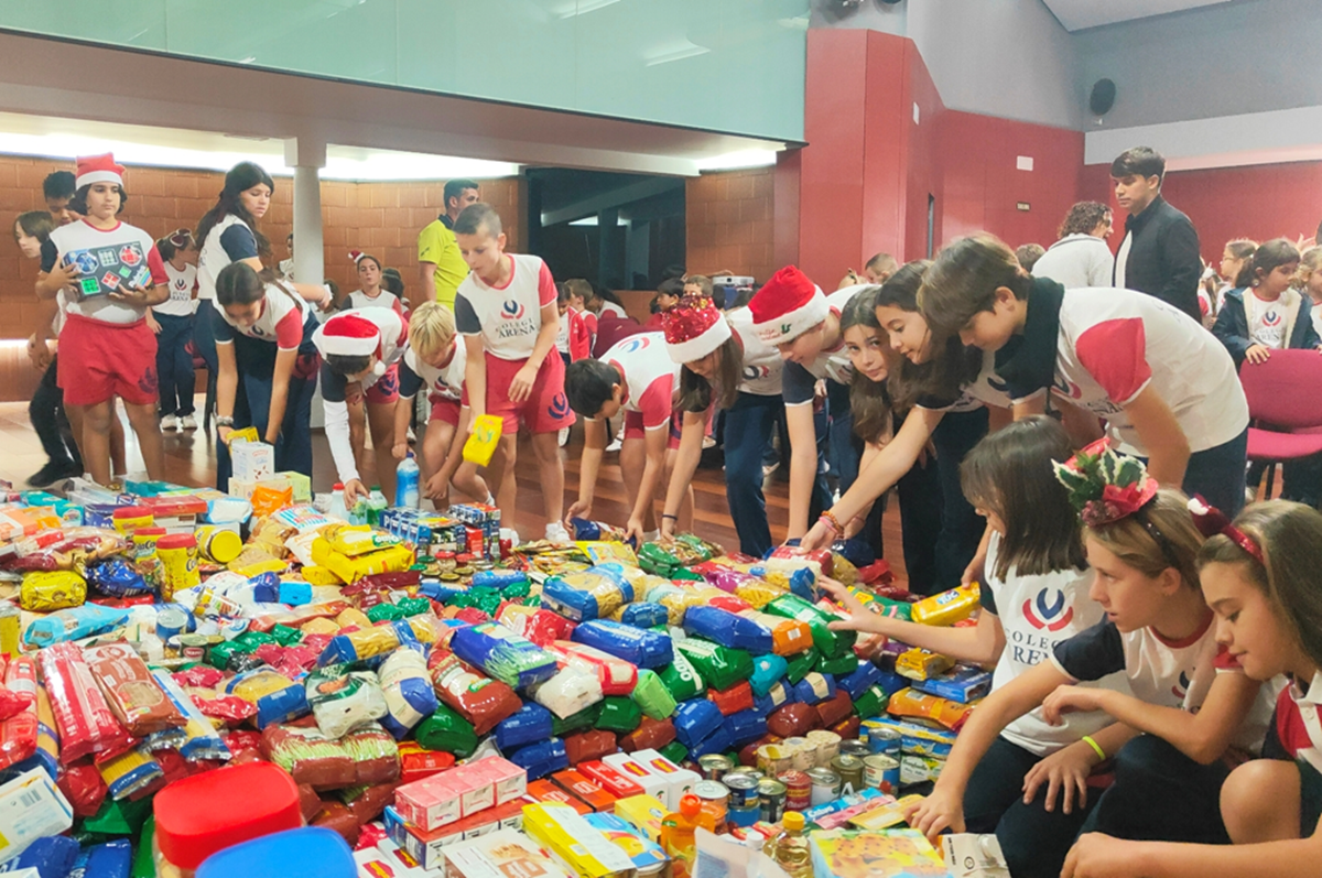 Recogida de alimentos y juguetes por parte del Colegio Arenas Internacional