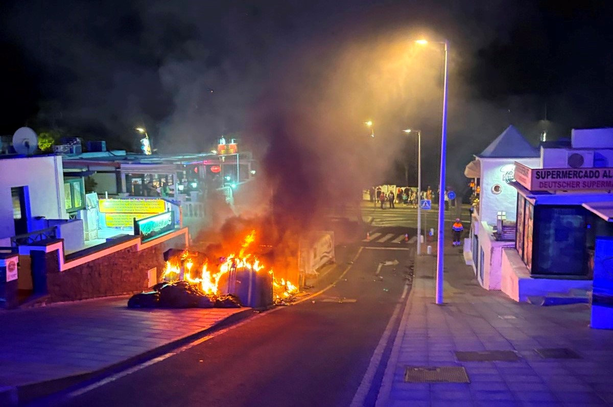 Incendio de contenedores en Puerto del Carmen