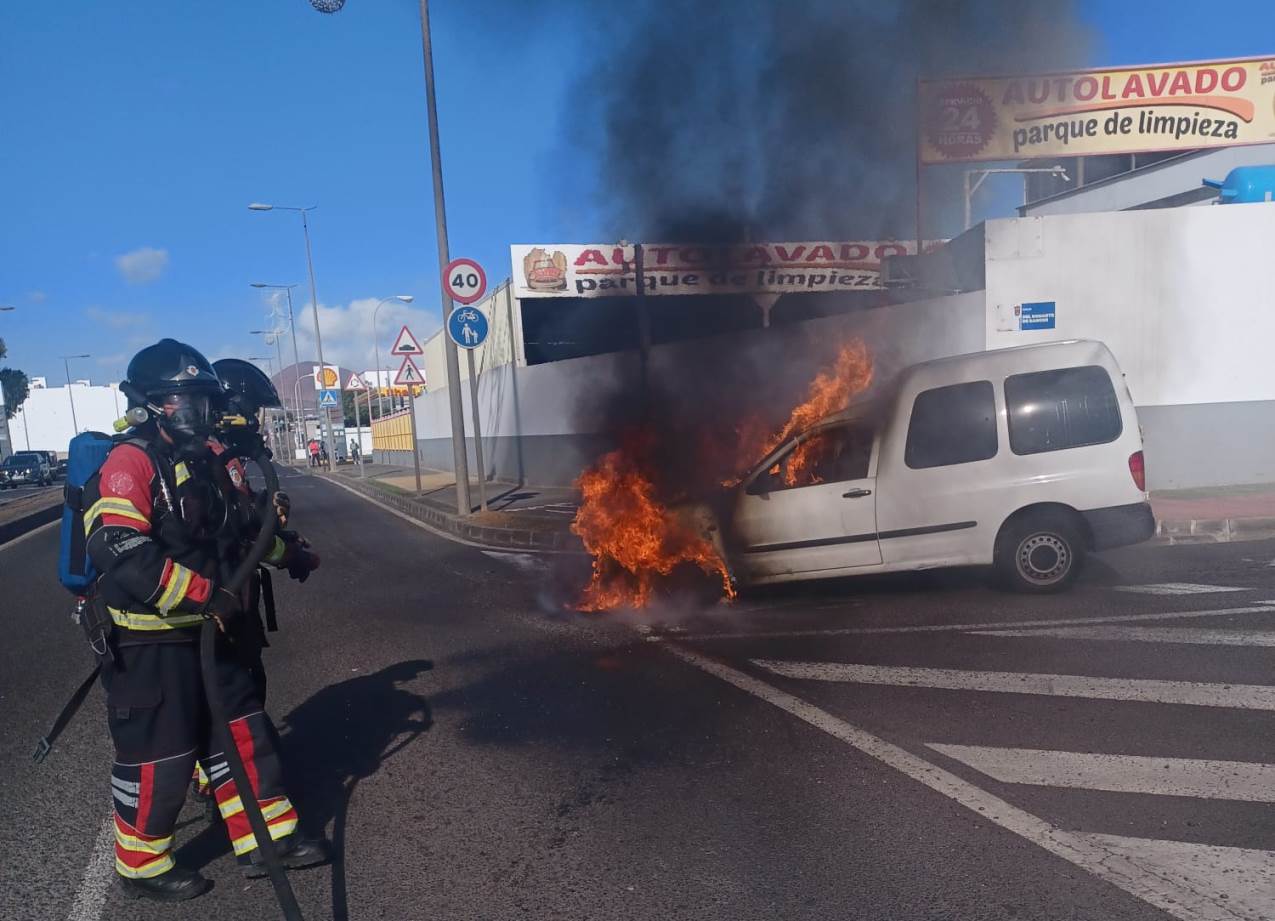 Incendio de un vehículo en Arrecife