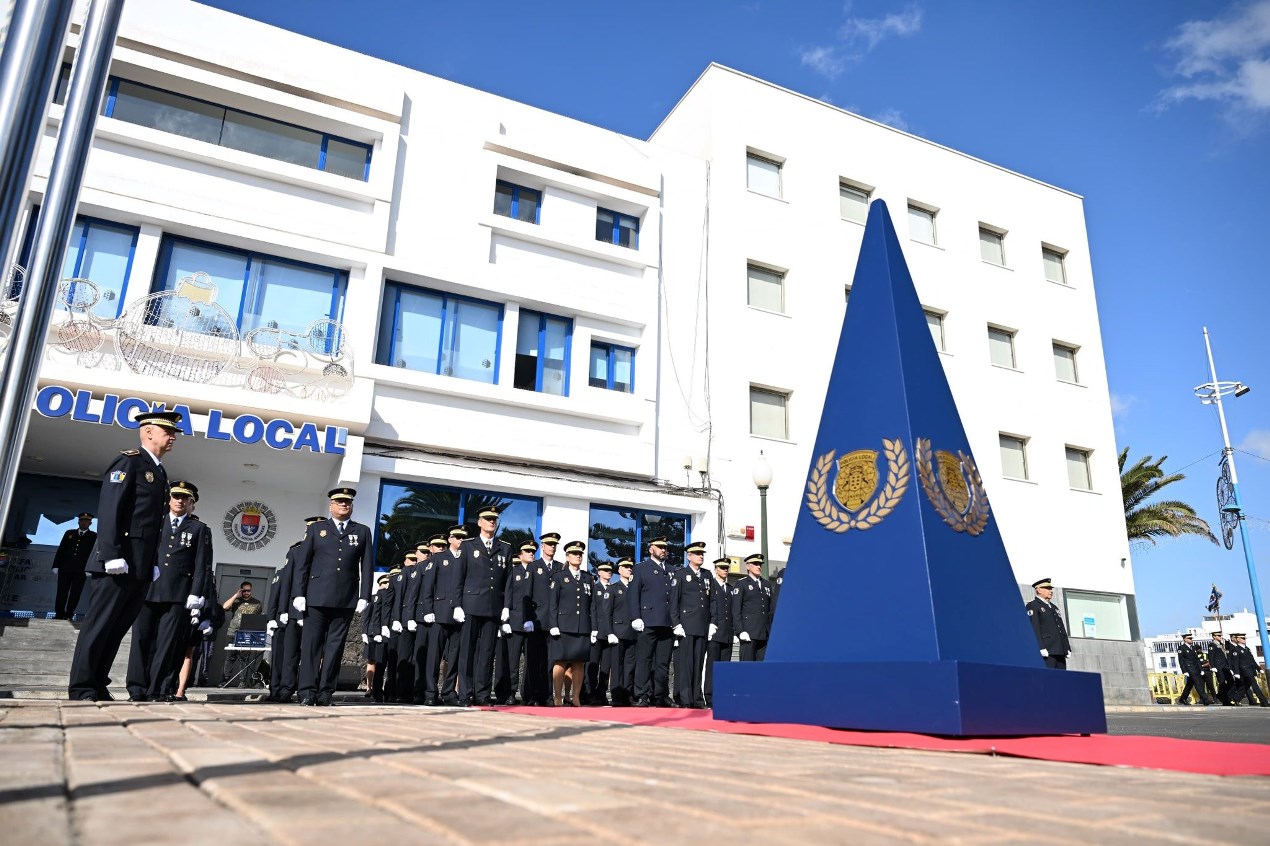 Policía Local de Arrecife con uniforme de gala, formando para la ofrenda floral