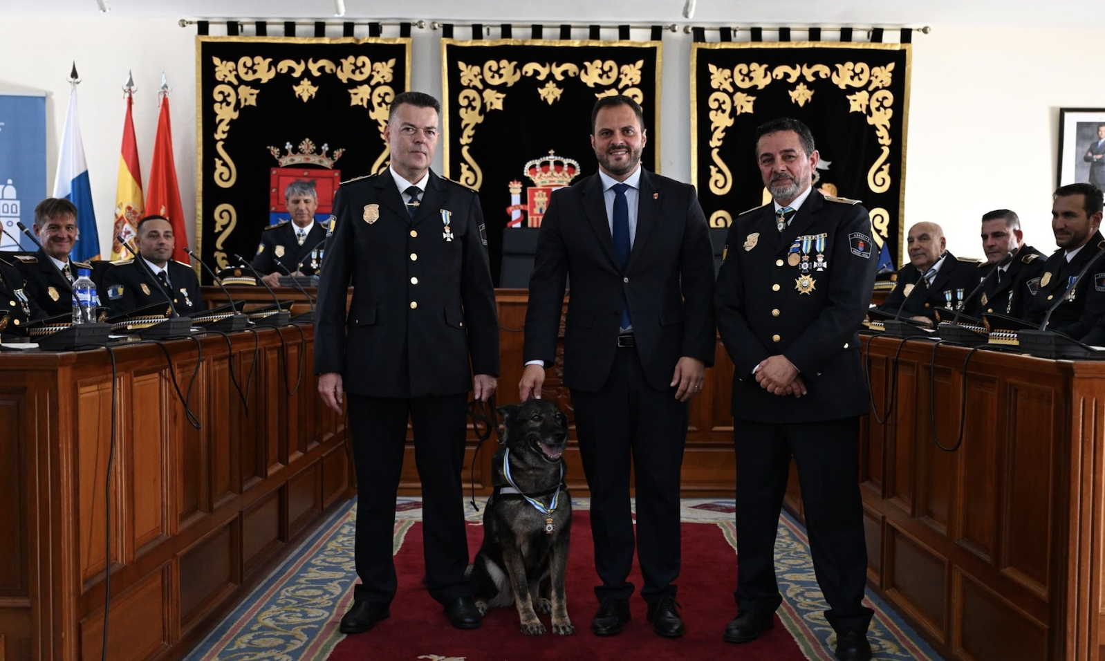 Nala, integrante de la Unidad Canina de la Policía Local de Arrecife, condecorada en su jubilación.