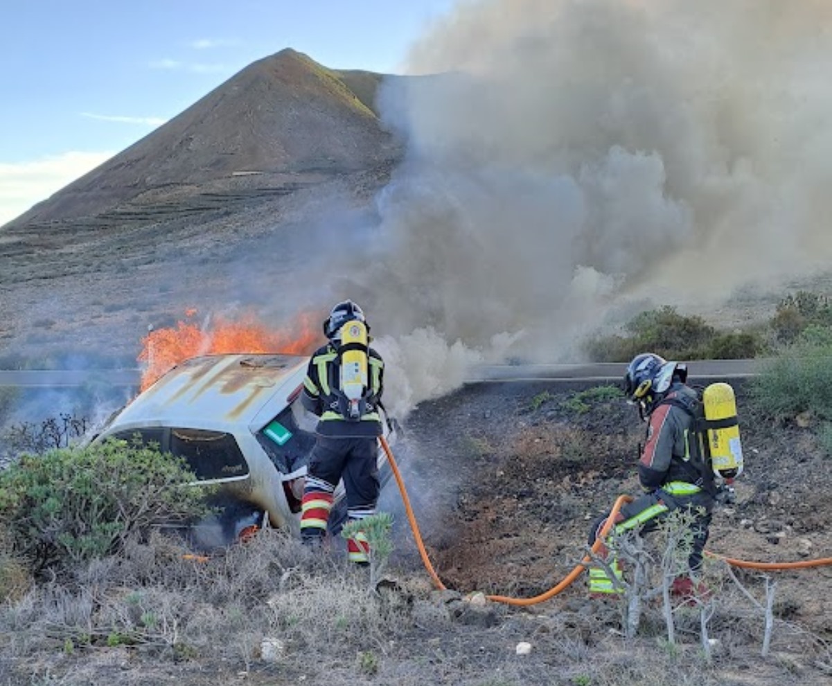 Coche se incendia tras sufrir un accidente en Guatiza